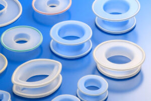 腹腔鏡手術に使う円筒状のシリコン製の医療器具がたくさん並んでいる