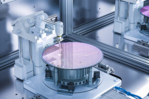 精密機器工場で機械が半導体の表面を磨いている様子