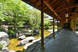 日本旅館 笹屋ホテルの中庭にある石畳の回廊と大きな池